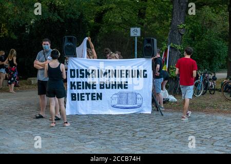 Demonstration gegen die Veranstaltung: Lisa Eckhart - die Vorteile des Lasters in der Freilichtbühne Junge Garde in Dresden.20.08.2020 Stockfoto