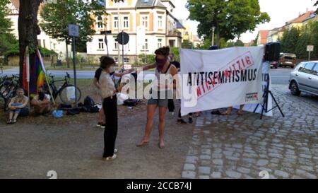 Demonstration gegen die Veranstaltung: Lisa Eckhart - die Vorteile des Lasters in der Freilichtbühne Junge Garde in Dresden.20.08.2020 Stockfoto