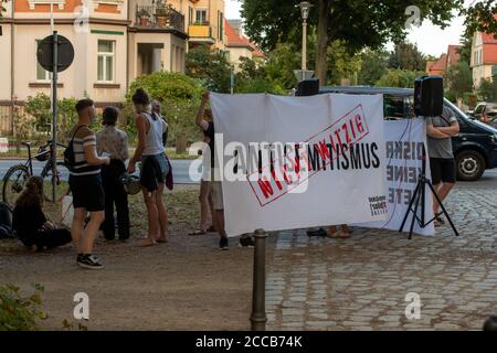 Demonstration gegen die Veranstaltung: Lisa Eckhart - die Vorteile des Lasters in der Freilichtbühne Junge Garde in Dresden.20.08.2020 Stockfoto