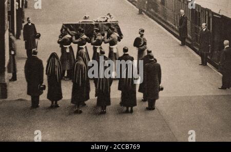 Nach dem Tod von König Georg V. am 20. Januar 1936 wird sein Sarg aus dem königlichen Zug am Bahnhof King's Cross unter der Aufsicht der königlichen Familie genommen. Stockfoto