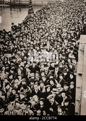 Nach dem Tod von König George V. am 20. Januar 1936 versammeln sich Massen auf der Westminster Bridge und warten auf eine Gelegenheit, den Sarg des Monarchen zu passieren, der in der Westminster Hall, London, England liegt. Stockfoto