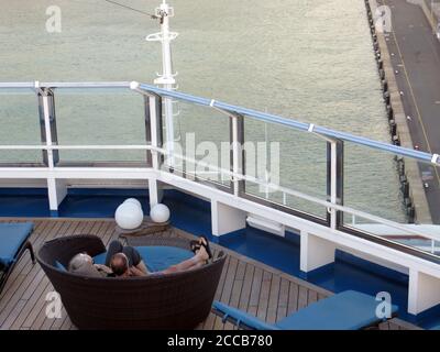 Paar entspannen auf einem Kreuzfahrtschiff Deck Stockfoto