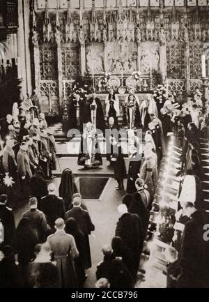 Nach dem Tod von König Georg V. am 20. Januar 1936 wird der Sarg am 28. Januar in seine letzte Ruhestätte in der St. George's Chapel, Windsor Castle, gesenkt. Stockfoto