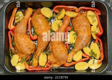 Brathähnchen drumstick mit Paprika und Kartoffeln Stockfoto