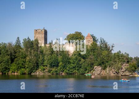 Burgruine Lichtenfels, Ottenstein-Stausee, Kamptal-Seenweg 620, Wanderung bei Dobra-Stausee, Waldviertel, Österreich Stockfoto