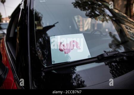 Los Angeles, USA. August 2020. Ein Lyft-Mitfahrfahrzeug in Los Angeles. Die Mitfahrgesellschaft kann ihren Dienst in Kalifornien aufgrund neuer staatlicher Vorschriften einstellen. Lyft hat seinen Sitz in San Francisco, Kalifornien und ist in 644 Städten in den USA und in 12 Städten in Kanada tätig. 8/20/202 Los Angeles, CA. USA (Foto: Ted Soqui/SIPA USA) Quelle: SIPA USA/Alamy Live News Stockfoto