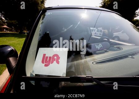 Los Angeles, USA. August 2020. Ein Lyft-Mitfahrfahrzeug in Los Angeles. Die Mitfahrgesellschaft kann ihren Dienst in Kalifornien aufgrund neuer staatlicher Vorschriften einstellen. Lyft hat seinen Sitz in San Francisco, Kalifornien und ist in 644 Städten in den USA und in 12 Städten in Kanada tätig. 8/20/202 Los Angeles, CA. USA (Foto: Ted Soqui/SIPA USA) Quelle: SIPA USA/Alamy Live News Stockfoto