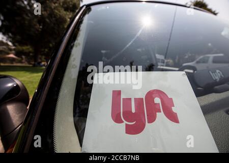 Los Angeles, USA. August 2020. Ein Lyft-Mitfahrfahrzeug in Los Angeles. Die Mitfahrgesellschaft kann ihren Dienst in Kalifornien aufgrund neuer staatlicher Vorschriften einstellen. Lyft hat seinen Sitz in San Francisco, Kalifornien und ist in 644 Städten in den USA und in 12 Städten in Kanada tätig. 8/20/202 Los Angeles, CA. USA (Foto: Ted Soqui/SIPA USA) Quelle: SIPA USA/Alamy Live News Stockfoto