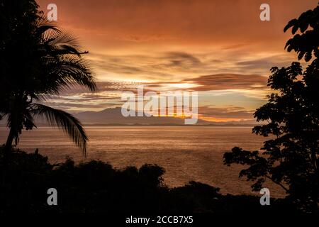 Die Sonne geht über dem Golfo Dulce auf der Halbinsel Osa in Costa Rica auf. Stockfoto