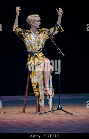 Lisa Eckhart bei dem Soloprogramm 'Lisa Eckhart - die Vorteile des Lasters' in der Freilichtbühne Junge Garde. Dresden, 20.08.2020 Stockfoto