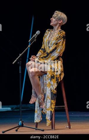 Lisa Eckhart bei dem Soloprogramm 'Lisa Eckhart - die Vorteile des Lasters' in der Freilichtbühne Junge Garde. Dresden, 20.08.2020 Stockfoto