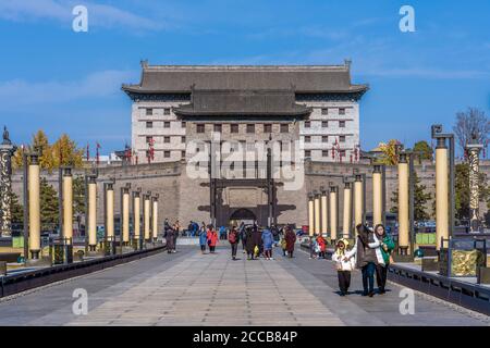 Blick auf den Eingang zum Südtor und den Eingang zur antiken Stadtmauer, einem historischen Touristenziel in Xian, China Stockfoto