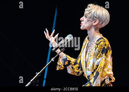 Lisa Eckhart bei dem Soloprogramm 'Lisa Eckhart - die Vorteile des Lasters' in der Freilichtbühne Junge Garde. Dresden, 20.08.2020 Stockfoto