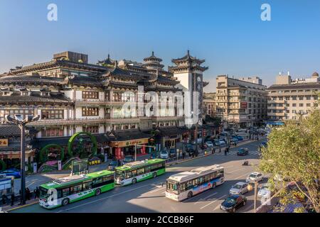 Traditionelle chinesische Stadtgebäude in der Nähe des Südtores der alten Stadtmauer in Xian, China Stockfoto