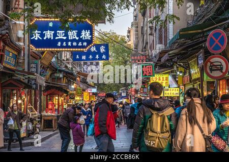 Muslimische Straßengeschäfte und Marktstände am Abend in Xian, China Stockfoto