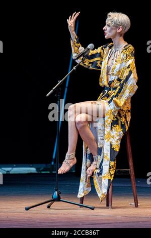 Lisa Eckhart bei dem Soloprogramm 'Lisa Eckhart - die Vorteile des Lasters' in der Freilichtbühne Junge Garde. Dresden, 20.08.2020 Stockfoto
