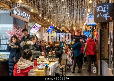 Indoor-Markt mit Ständen und kleinen Geschäften im muslimischen Viertel in der Nacht in Xian, China Stockfoto