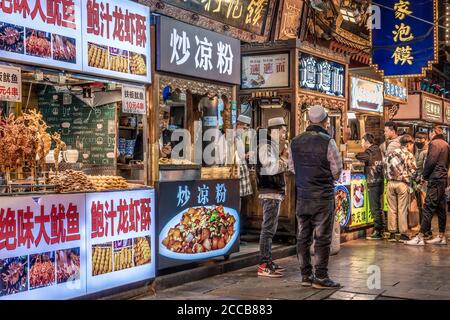 Street Food Verkäufer im muslimischen Viertel Nachtmarkt in Xian, China Stockfoto