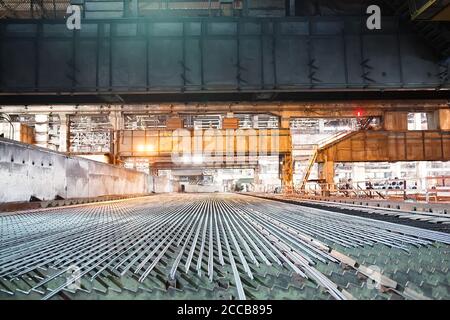 Metallindustrie. Walzwerk. Das Ventil wird nach dem Walzen gekühlt. Stockfoto