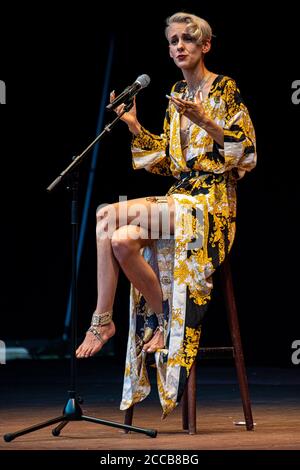 Lisa Eckhart bei dem Soloprogramm 'Lisa Eckhart - die Vorteile des Lasters' in der Freilichtbühne Junge Garde. Dresden, 20.08.2020 Stockfoto