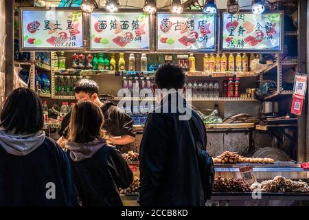 Nachtmarkt Street Food Stände an der Chunxi Road Shopping Bezirk in Chengdu Stockfoto