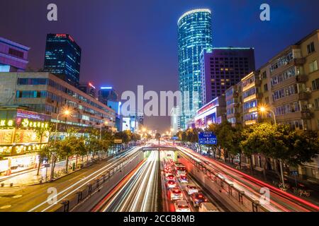 Blick auf eine Stadtstraße in der Innenstadt mit leichten Wegen bei Nacht in Chengdu, China Stockfoto