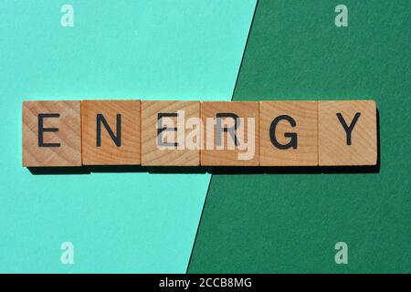 Energie, Wort in Holzbuchstaben isoliert auf grünem und türkisfarbenem Hintergrund Stockfoto