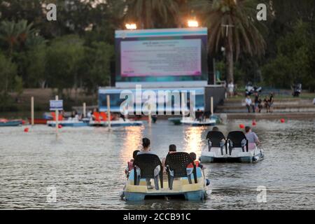 Tel Aviv, Israel. August 2020. Am 20. August 2020 sitzen Menschen in Booten, wie sie in einem schwimmenden Kino in Tel Aviv, Israel, sitzen. Das schwimmende Segelkino ist eine Initiative der Stadtverwaltung von Tel Aviv, um Menschen während der Beschränkungen der COVID-19-Pandemie kulturelle Veranstaltungen zu bieten. (Gideon Markowicz/JINI via Xinhua) Quelle: Xinhua/Alamy Live News Stockfoto