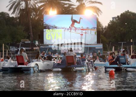 Tel Aviv, Israel. August 2020. Am 20. August 2020 sitzen Menschen in Booten, wie sie in einem schwimmenden Kino in Tel Aviv, Israel, sitzen. Das schwimmende Segelkino ist eine Initiative der Stadtverwaltung von Tel Aviv, um Menschen während der Beschränkungen der COVID-19-Pandemie kulturelle Veranstaltungen zu bieten. (Gideon Markowicz/JINI via Xinhua) Quelle: Xinhua/Alamy Live News Stockfoto