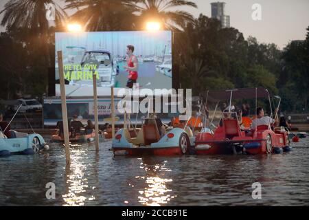 Tel Aviv, Israel. August 2020. Am 20. August 2020 sitzen Menschen in Booten, wie sie in einem schwimmenden Kino in Tel Aviv, Israel, sitzen. Das schwimmende Segelkino ist eine Initiative der Stadtverwaltung von Tel Aviv, um Menschen während der Beschränkungen der COVID-19-Pandemie kulturelle Veranstaltungen zu bieten. (Gideon Markowicz/JINI via Xinhua) Quelle: Xinhua/Alamy Live News Stockfoto