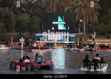 Tel Aviv, Israel. August 2020. Am 20. August 2020 sitzen Menschen in Booten, wie sie in einem schwimmenden Kino in Tel Aviv, Israel, sitzen. Das schwimmende Segelkino ist eine Initiative der Stadtverwaltung von Tel Aviv, um Menschen während der Beschränkungen der COVID-19-Pandemie kulturelle Veranstaltungen zu bieten. (Gideon Markowicz/JINI via Xinhua) Quelle: Xinhua/Alamy Live News Stockfoto