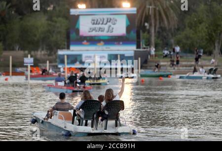 Tel Aviv, Israel. August 2020. Am 20. August 2020 sitzen Menschen in Booten, wie sie in einem schwimmenden Kino in Tel Aviv, Israel, sitzen. Das schwimmende Segelkino ist eine Initiative der Stadtverwaltung von Tel Aviv, um Menschen während der Beschränkungen der COVID-19-Pandemie kulturelle Veranstaltungen zu bieten. (Gideon Markowicz/JINI via Xinhua) Quelle: Xinhua/Alamy Live News Stockfoto