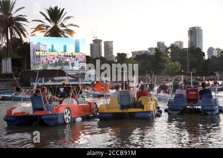 Tel Aviv, Israel. August 2020. Am 20. August 2020 sitzen Menschen in Booten, wie sie in einem schwimmenden Kino in Tel Aviv, Israel, sitzen. Das schwimmende Segelkino ist eine Initiative der Stadtverwaltung von Tel Aviv, um Menschen während der Beschränkungen der COVID-19-Pandemie kulturelle Veranstaltungen zu bieten. (Gideon Markowicz/JINI via Xinhua) Quelle: Xinhua/Alamy Live News Stockfoto