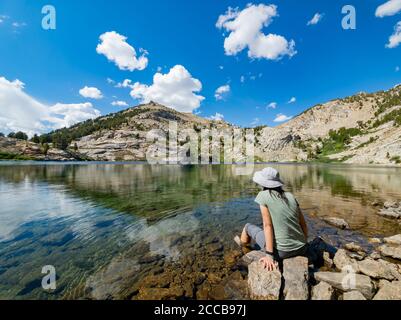 Frau am wunderschönen Liberty Lake in Ruby Mountain, Nevada, USA Stockfoto