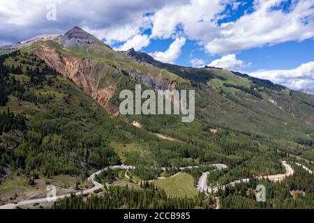 Luftaufnahmen über dem Red Mountain Pass entlang der Million Dollar Autobahn in den San Juan Bergen von Colorado Stockfoto