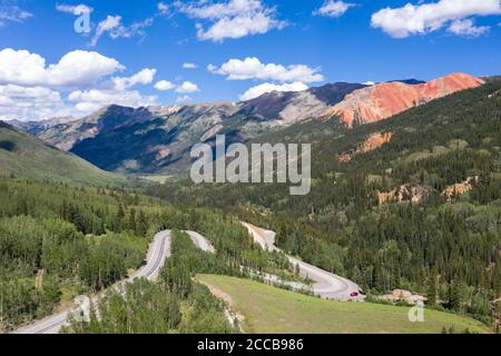 Luftaufnahmen über dem Red Mountain Pass entlang der Million Dollar Autobahn in den San Juan Bergen von Colorado Stockfoto