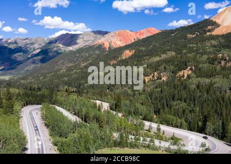 Luftaufnahmen über dem Red Mountain Pass entlang der Million Dollar Autobahn in den San Juan Bergen von Colorado Stockfoto