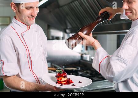 Zwei Köche Sha Hintergrund Küche Pfeffer Gerichte. Stockfoto