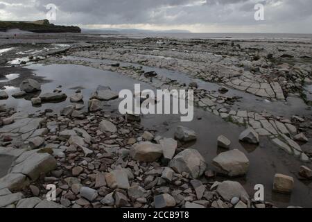 Geologische Formationen am Kilve Beach, Somerset, Großbritannien Stockfoto