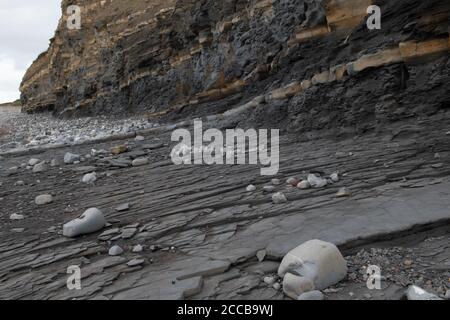 Geologische Formationen am Kilve Beach, Somerset, Großbritannien Stockfoto