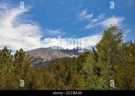 Sonniger Blick auf den wunderschönen Wheeler Peak vom Wheeler Peak aus auf den Great Basin National Park, Nevada Stockfoto