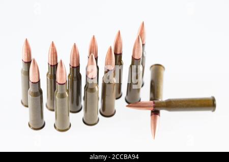 Militär 7.62 mm Patrone auf weißem Hintergrund. Stockfoto