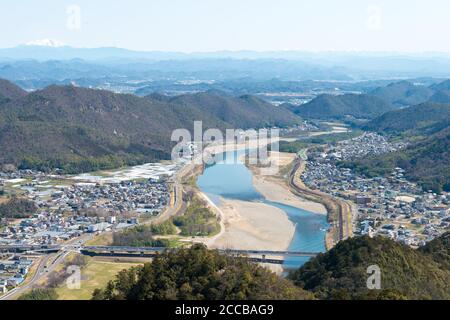 Gifu, Japan - schöne Aussicht von Gifu Castle auf dem Berg Kinka (Kinkazan) in Gifu, Japan. Der Hauptturm, der ursprünglich 1201 erbaut wurde, Stockfoto