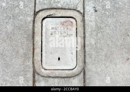 Abdeckung des Betonwasserzählers. Stockfoto