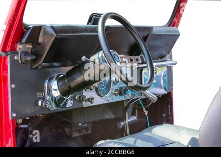 Fragment des Cockpits eines historischen Jeeps mit Instrumenten Und ein Lenkrad Stockfoto