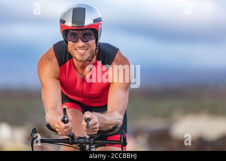 Triathlon Radfahren Mann Radfahrer Porträt Fahrrad. Männliche Triathlet Radfahren auf Triathlonrad. Fit Mann Profisportler auf Triathlon Fahrrad Stockfoto