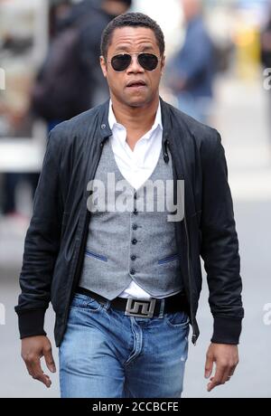 Manhattan, Vereinigte Staaten Von Amerika. März 2012. NEW YORK, NY - MÄRZ 12: Schauspieler Cuba Gooding Jr. spaziert am 12. März 2012 im flatiron-Viertel von Manhattan in New York City. Personen: Kuba Gooding Jr Kredit: Storms Media Group/Alamy Live News Stockfoto