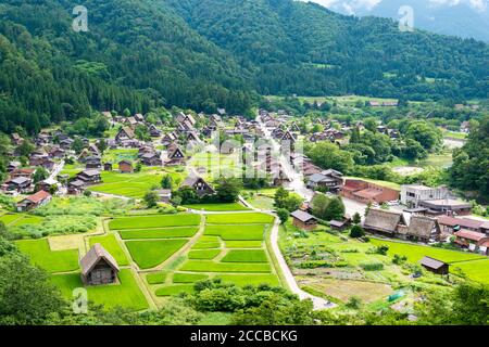 Gifu, Japan - Gassho-zukuri Häuser in Ogimachi Dorf in Shirakawago, Gifu, Japan. Es ist Teil des UNESCO-Weltkulturerbes. Stockfoto