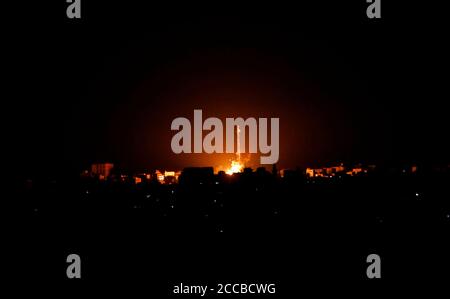 Gaza, Palästina. August 2020. Rauch und Flammen steigen aus der Ferne auf, nachdem Kampfflugzeuge der israelischen Armee über Jabalia Luftangriffe durchgeführt haben.israelische Flugzeuge starteten am Ende des 20. August als Reaktion auf Raketenbeschuss Razzien gegen Gaza, sagten Sicherheitsquellen in der palästinensischen Enklave: Als Mediatoren versuchten, ein Ende der neuesten Flare-up zu vermitteln. Kredit: SOPA Images Limited/Alamy Live Nachrichten Stockfoto