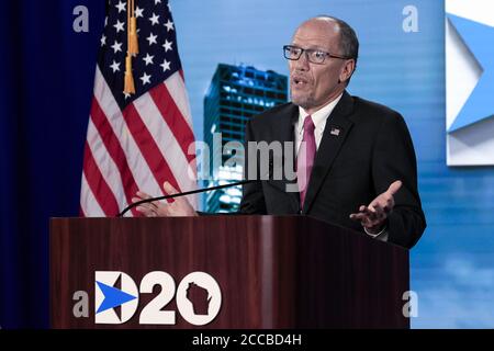 Milwaukee, Usa. August 2020. Tom Perez, Vorsitzender des Democratic National Committee (DNC), hält am Donnerstag, dem 20. August 2020, eine Rede auf der Bühne der Democratic National Convention im Wisconsin Center in Milwaukee, Wisconsin. Joe Biden wird die demokratische Ernennung zum Präsidenten der Vereinigten Staaten akzeptieren. Foto von Tannen Maury/UPI Kredit: UPI/Alamy Live News Stockfoto